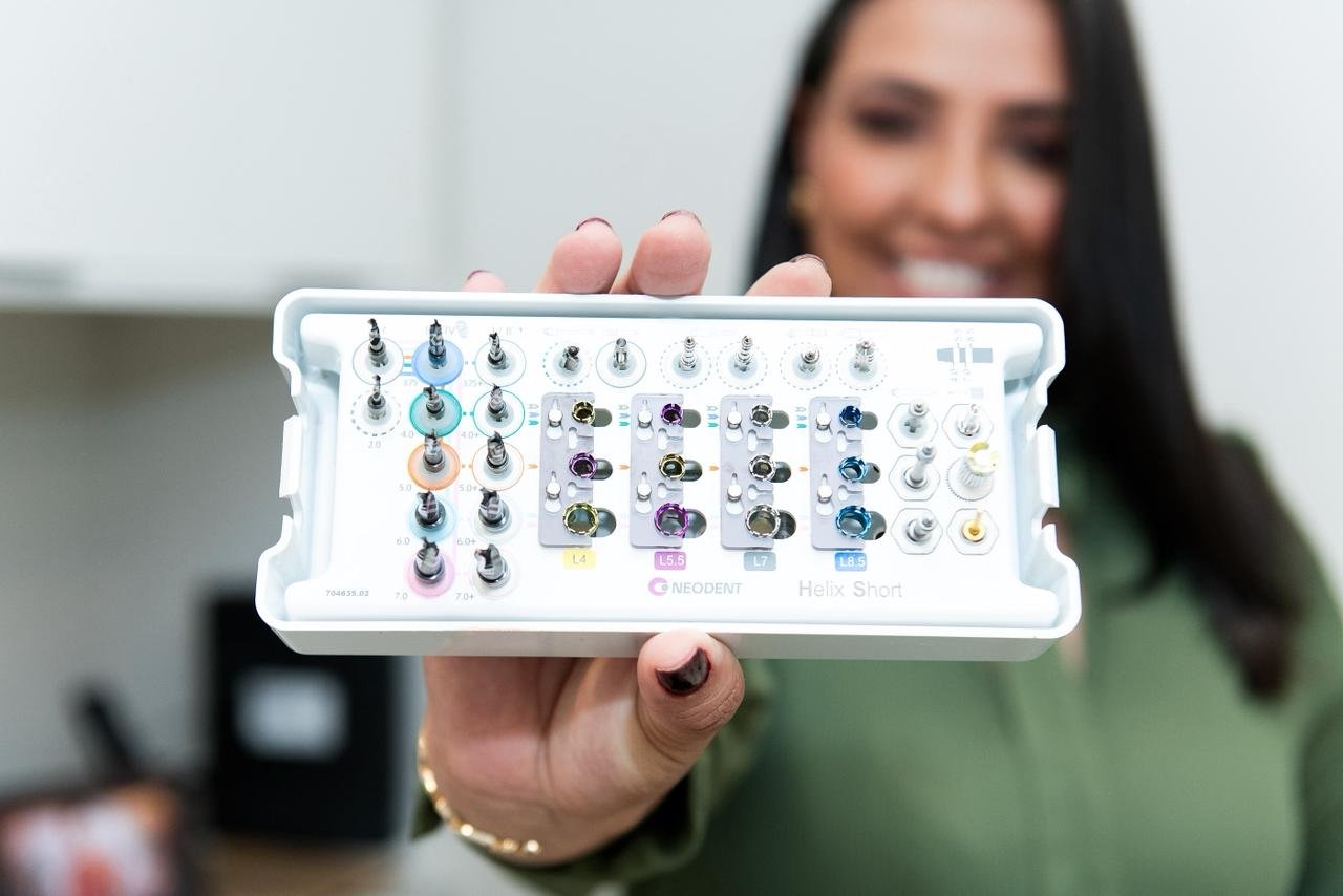 Dra Elaine Mendes - Implantes dentários